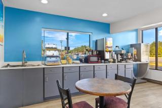 Days Inn by Wyndham Ocean Springs - 1