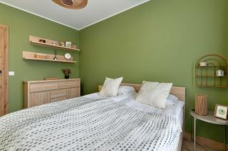 Cozy & Bright Apartment with Parking and Garden by Noclegi Renters - 8