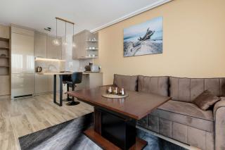 Przytulny Apartament z Balkonem i Parkingiem by Noclegi Renters - 2