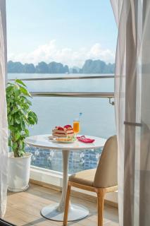 DeLaSea Ha Long Hotel - Modern Bayview Escape - 5