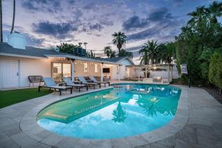 Modern Retreat with Pool Fire Pit Outdoor Living - 7