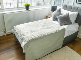 Serviced Accom Sleeps 8 - Near London Parking - 2