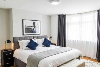 Serviced Accom Sleeps 8 - Near London Parking - 0