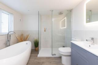 Sussex Escape for 8 with Hot Tub nr Goodwood - 8