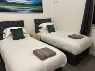 2 bed house sleeps 4 centre of Welshpool Parking - 1