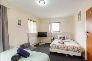 The Hive, Large Private Room, East London,Transport Links, Parking - Barking - 1