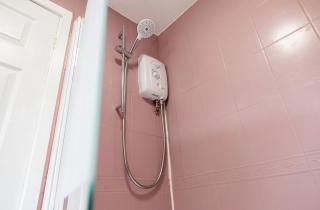 Cosy Home with Cinema room, Parking & Netflix - 5