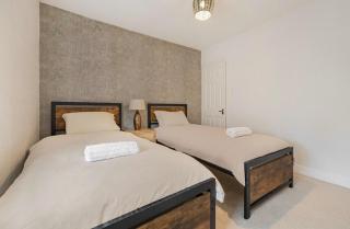 Cosy Home with Cinema room, Parking & Netflix - 4