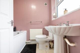 Cosy Home with Cinema room, Parking & Netflix - 6