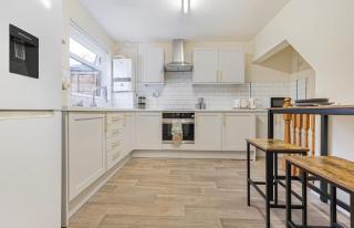 Cosy Home with Cinema room, Parking & Netflix - 3