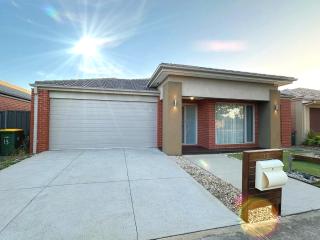 Stylish 4 Bedroom Family Home in Tarneit - Walk to Station and Tarneit Central - 9