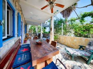 Golden Coast Apartments - 9