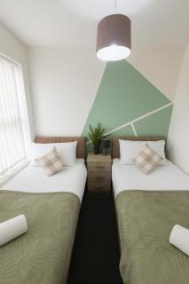 4-Bedroom House sleeps 9 in Liverpool Perfect for Contractors - Free Parking - Fast WiFi - Fully Equipped Kitchen - Hosted by By Hinkley Homes Short Lets & Serviced Accommodation - 4