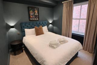 Romeo's Arch - 3BR Luxury Apartment, Heart of Town, Parking, Sleeps 6 - 6
