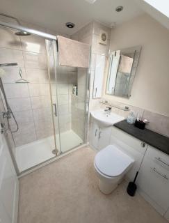 Bright & Spacious Home - 9