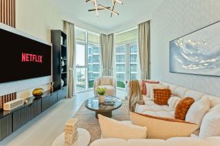 2BR Luxury with Stunning Lake View in Business Bay - 0