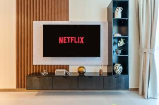 2BR Luxury with Stunning Lake View in Business Bay - 3