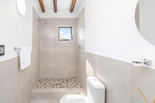 Expansive 5-bedroom house - 1