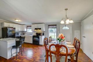 1 Mi to US Marine Base Albany Cozy Getaway! - 5