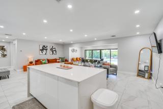 1 Mi to Beach: Modern Cape Coral Home w/ Pool - 2