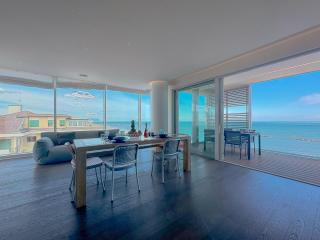 Seafront Luxury Apartment with Parking by Host Hero - 1