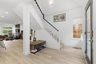 Entire home near water, shops and park in West Van - 8