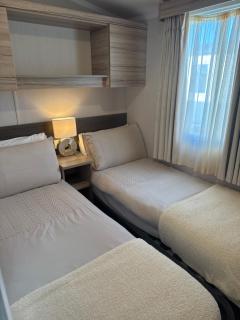 Luxury Seafront 3 Bedroom Caravan - Minishant - 3