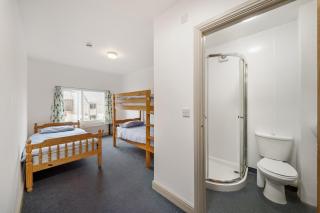 Breakwater Hostel - 9