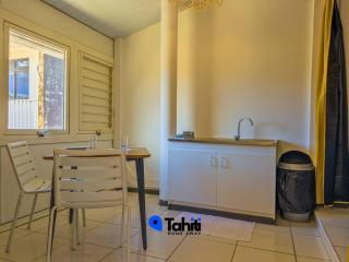 Airport Manini Lodge - 10 min from Airport - Room 1 - 4