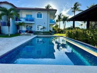 Tropical vibe & Golf | 3BR apartment near beaches - 6