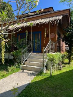 Charming Tropical Bungalow - 9