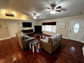 KunTree Retreat by Beyond Expectations w Hot Tub - 4