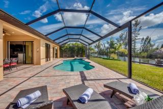 CoralVilla Bahama Bay-kayaks, pool, view - 5