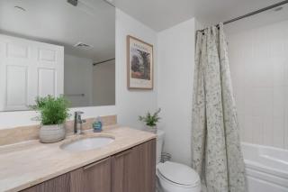 Sleek Urban 1BD with Den next to Yorkville - 6