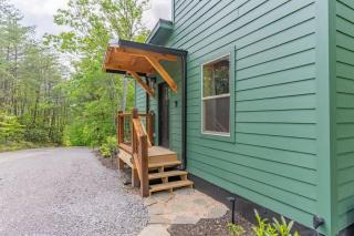 Green & Black Bear Cabins By Beyond Expectations - 4