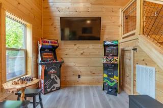 Green & Black Bear Cabins By Beyond Expectations - 7