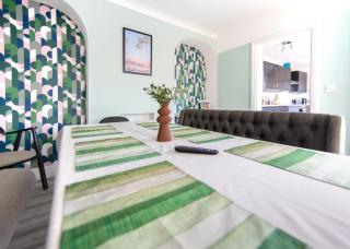 Bright & Airy 4x Bed House with Parking - 7