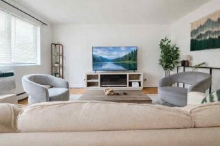 Chic 2BR Retreat Near OHare Free Parking - 2