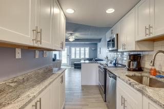 Oceanside Retreat in Mantoloking Walk to Beach! - 9