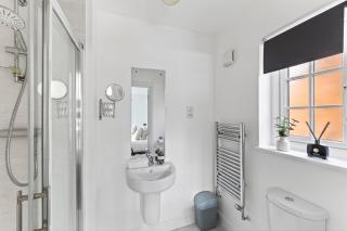 Detached 4 Bedroom House - Excellent Location - Driveway Parking, Fast WiFi, Sky TV and Self-Check-In by Yoko Property - 5