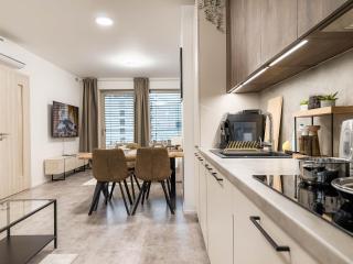 Modern AC Apt | Free Parking | 15 Min Center - 7