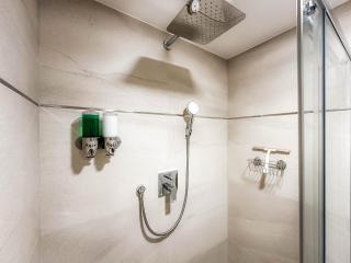 Modern AC Apt | Free Parking | 15 Min Center - 1