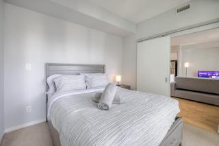 1BR plues Den City-View Condo Near Scotiabank & Union - 8