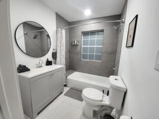 2BR Houston Haven Playground Prime Location - 6