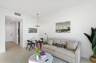 High-Floor Luxury Condo at Gale Hotel - 1