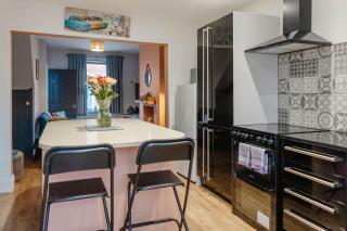 Stylish Getaway Walk to Centre and Cafés - 5