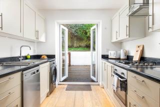 Large 5Bed Town House-Sleeps 9-By FabAccommodation - 7