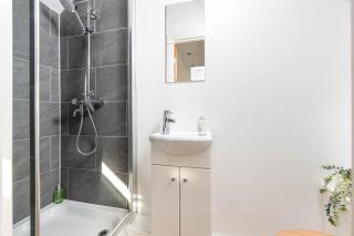 Large 5Bed Town House-Sleeps 9-By FabAccommodation - 3