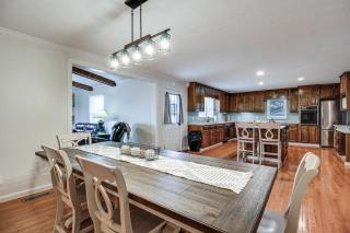 Spacious Fishing Getaway by Lake Guntersville! - 1
