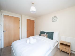 Crawley 2 bed flat with Parking - 1